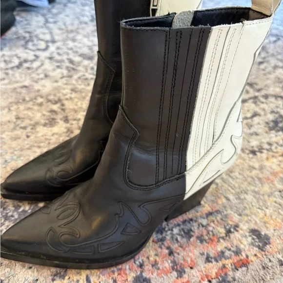 Dolce Vita Black and Cream Heeled Boots - Picture 1 of 8